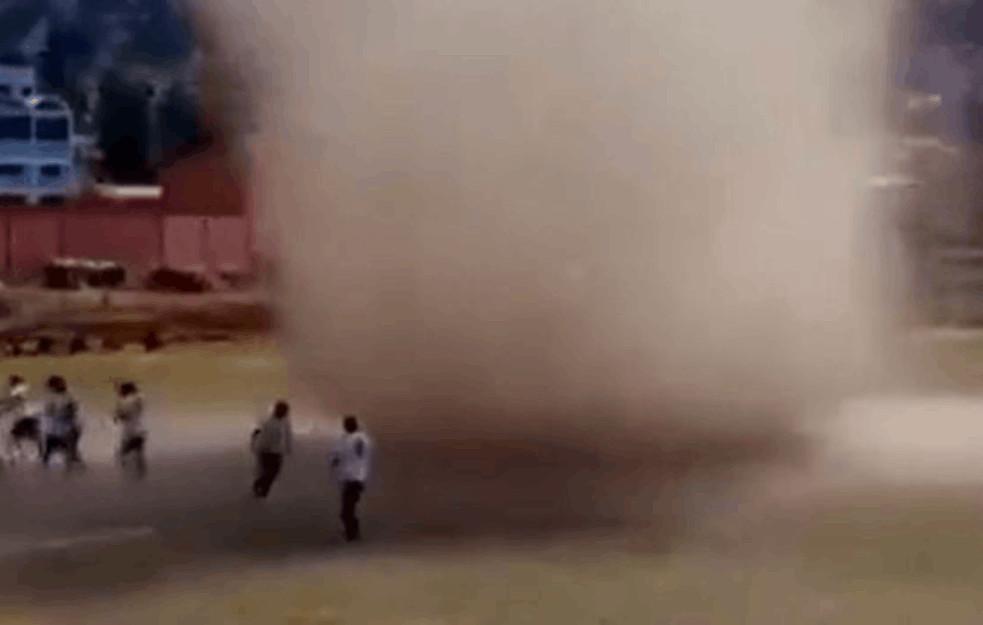 TORNADO ODNEO SUDIJU SA TERENA USRED UTAKMICE: <span style='color:red;'><b>Neverovatan prizor</b></span> šokirao sve na stadionu! (VIDEO)